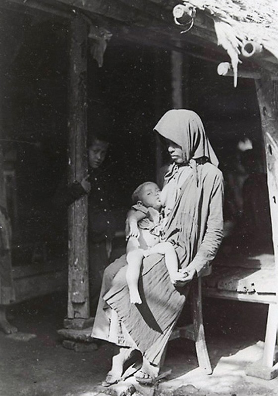 Một phụ nữ Bắc Kỳ cho con bú thời kỳ 1919 - 1926.